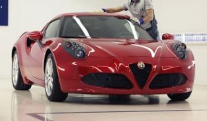 Plongée dans le processus de fabrication de l'Alfa Romeo 4C