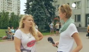 Ukraine: une foule en colère attaque un poste de police