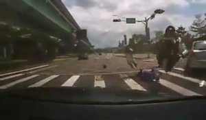 Deux accidents en deux secondes - Un scooter et une voiture volent sur l'autoroute !!