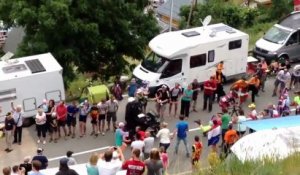 Grosse balayette d'un spectateur du Tour de France à l'Alpe d'Huez derrière Tejay Van Garderen