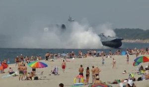 Un aeroglisseur géant débarque sur une plage bondée de monde... en russie!