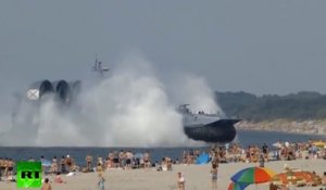 Un aéroglisseur de l'armée russe investit une plage bondée