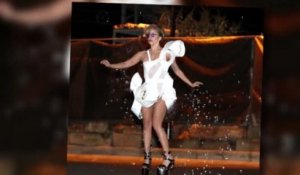 Lady Gaga fait des bulles et dévoile un peu de peau en justaucorps