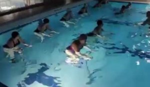 Arques : Premier cours d'aquabiking à la piscine municipale