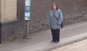 Une femme danse à un arrêt de bus - The Dancing Queen!! Ahaha