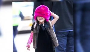 Suri Cruise porte un chapeau en fourrure rose pour aller à l'école accompagnée par Katie Holmes