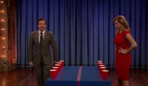 La belle Kate UPTON gagne contre Jimmy FALLON au "flip cup" jeu d'alcoolique en direct!