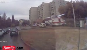 Un conducteur russe perd le contrôle de sa voiture! Et passe très près de piétons!