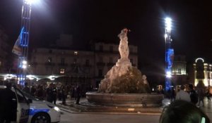 Ivre, il chute de la statue à Montpellier