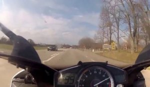 Yamaha R1 vs Mercedes SL63 AMG à 300km/h