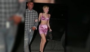 Miley Cyrus en sous-vêtements roses pour la sortie de son album