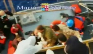 Les images des sauvetages en mer après le naufrage des migrants au sud de Malte