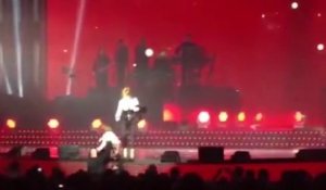 Mylène Farmer chute sur scène lors d'un concert à Nantes