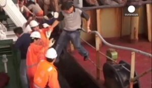 Chine : un bateau chargé de bois s'enflamme sur le...