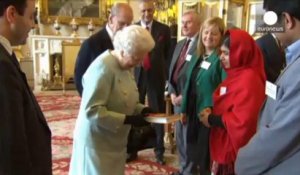 Malala rencontre la reine d'Angleterre