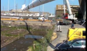 Lorient. Le mât du plus grand catamaran sort des chantiers