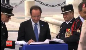 Cérémonie du 8-mai. Nicolas Sarkozy et François Hollande signent le livre d'or