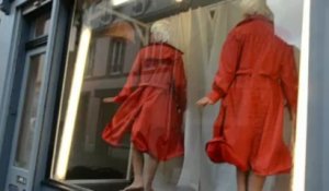 Douarnenez : les mannequins des vitrines s'amusent avec les passants