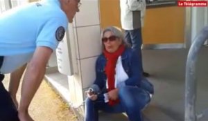 Quiberon (56). Elle s'enchaîne devant la banque pour protester