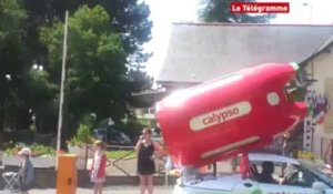 Coëtquidan (56). La caravane du Tour de France passe devant les élèves officiers