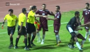 Football : l'arbitre pète les plombs au Koweït