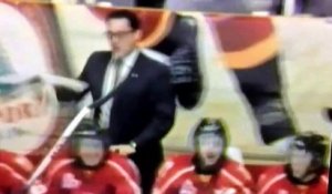 Hockey sur glace : un coach pète les plombs et envoie les crosses des joueurs sur la glace