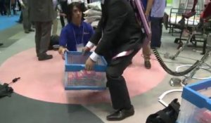 Exosquelette et chien d'aveugle électronique : le salon du robot ouvre ses portes à Tokyo