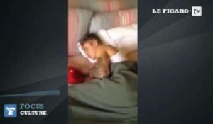 Une jeune femme filme Justin Bieber endormi dans sa chambre d'hôtel