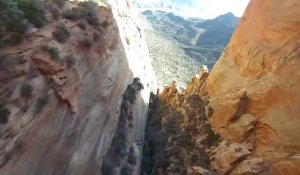 Wingsuit Scotty Bob dans un canyon