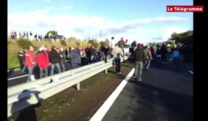 Jugon-les-Lacs (22). Manifestation devant le portique écotaxe et un radar incendié