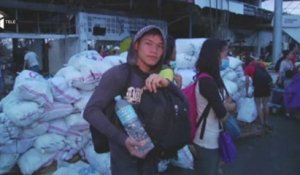 Typhon Haiyan : les habitants de Tacloban fuient leur ville sinistrée