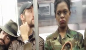Caméra cachée : s'endormir sur l'épaule du voisin dans le métro de New York