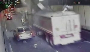 Un camion arrache le toit d'un tunnel. Violent!