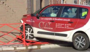 Mouscron: crash d'une voiture dans une façade au rond-point du Clorbus
