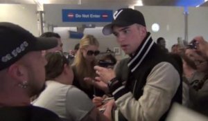 Le petit-ami de Paris Hilton, River Viiperi, se dispute avec un fan à l'aéroport