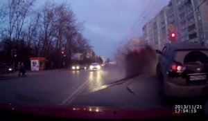 Explosion violente en pleine ville en RUSSIE - La route se soulève!