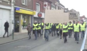 Saint-Just-en-Chaussée: les parents d'élèves opposés à la loi Peillon défilent dans la rue