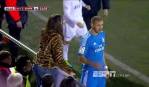 En plein match, Karim Benzema prend la pose pour une spectatrice