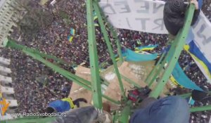 Ukraine : Manifestants en haut du sapin de Noël de Kiev