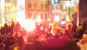 A Kiev, les Ukrainiens renversent une statue de Lénine