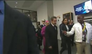 Hollande et Sarkozy arrivent ensemble à l'hommage à Mandela