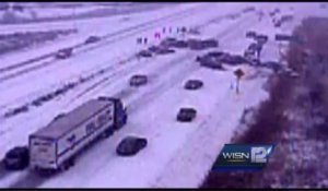 Enorme carambolage sur une autoroute à cause d'une tempête de neige.