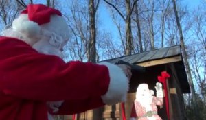 Un père NOEL joue Jingle Bells avec un pistolet Colt 1911