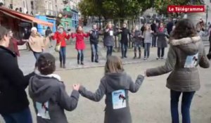 Dinan. Flashmob par les danseurs du cercle du Poudouvre