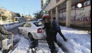 Jérusalem croule sous la neige, Gaza se noie