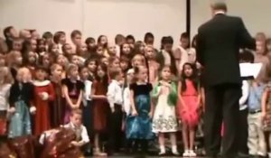Un enfant malade vomit en chantant dans une chorale