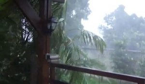 La Réunion : "Toujours pas d'eau, ni d'électricité" après le cyclone Bejisa