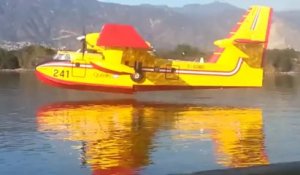 Un avion canadair remplie ses réservoirs d'eau sur un lac! Impressionnant!