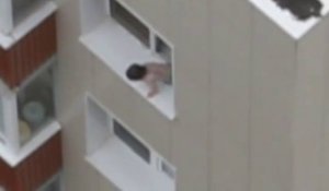Un bébé marche sur le rebord d'une fenêtre au 11ème étage!
