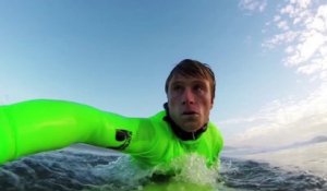 Réflexe de surfeur sur une énorme vague